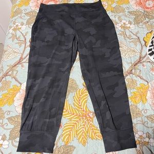 Lululemon cropped jogger